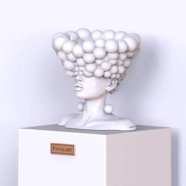 Escultura única de busto feminino branco de Pensieri. Uma obra de arte com uma cabeça de mulher, um vaso, um vaso de flores, uma fruteira e uma estátua feminina.