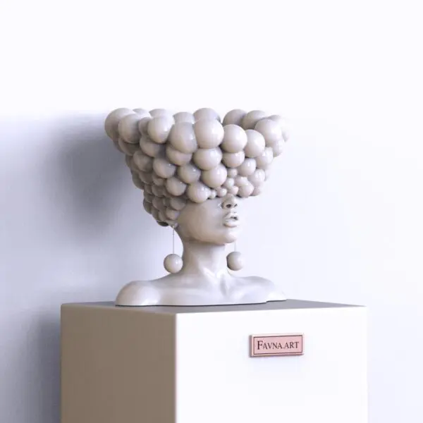 Escultura única de busto feminino branco de Pensieri. Uma obra de arte com uma cabeça de mulher, um vaso, um vaso de flores, uma fruteira e uma estátua feminina.
