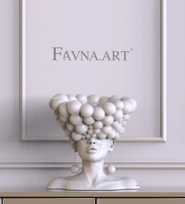 Escultura única de busto feminino branco de Pensieri. Uma obra de arte com uma cabeça de mulher, um vaso, um vaso de flores, uma fruteira e uma estátua feminina.