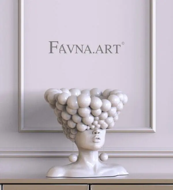 Escultura única de busto feminino branco de Pensieri. Uma obra de arte com uma cabeça de mulher, um vaso, um vaso de flores, uma fruteira e uma estátua feminina.