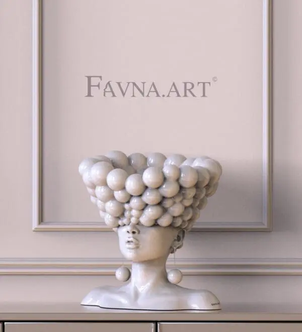 Escultura única de busto feminino branco de Pensieri. Uma obra de arte com uma cabeça de mulher, um vaso, um vaso de flores, uma fruteira e uma estátua feminina.