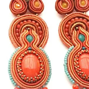 Orecchini lunghi in soutache corallo e azzurro mare ricamati con perline Made in Italy