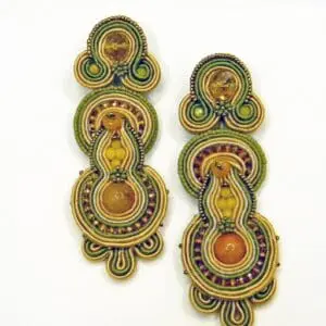 Orecchini soutache. Orecchini lunghi pendenti. Orecchini caramel e verdi. Orecchini ricamati con perline. Gioielli in soutache