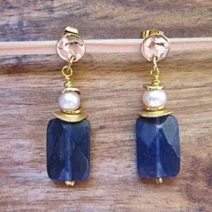 Orecchini ‘Deep Ocean’ – Calma, chiarezza ed eleganza: le profondità del tuo stile da indossare. Prodotto artigianale Skillaly, Made in Italy.