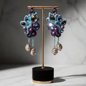 Orecchini « Aurora boreale« – in Soutache, artigianato in Italia,con Cristalli , perle d’acqua dolce. Prodotto artigianale Skillaly, Made in Italy.