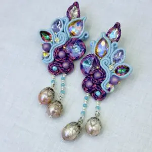 Orecchini « Aurora boreale« - in Soutache, artigianato in Italia,con Cristalli , perle d'acqua dolce