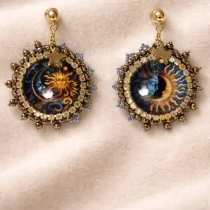 Boucles d'oreilles soleil et lune artisanales – Bijoux élégants pour femme ornés de cristaux. Produit artisanal de qualité, fabriqué en Italie.