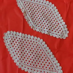 Tapetes de algodón de ganchillo con forma ovalada. Producto artesanal de alta calidad, hecho en Italia.
