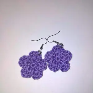 Orecchini con pendente fiore lilla all’uncinetto. Prodotto artigianale Skillaly, Made in Italy.