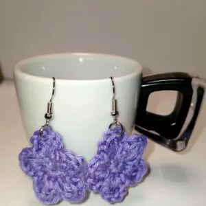 Orecchini con pendente fiore lilla all’uncinetto. Prodotto artigianale Skillaly, Made in Italy.