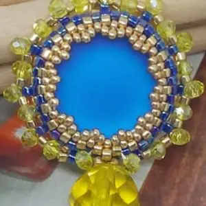 Orecchini con piccolo pendente sole e mare. Prodotto artigianale Skillaly, Made in Italy.