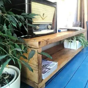 Suporte de TV de madeira artesanal em estilo campestre.
