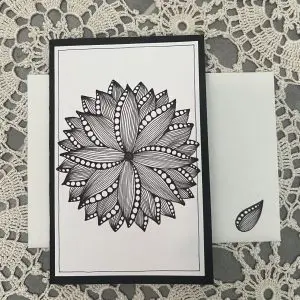 Biglietto di compleanno con fiore nero. Prodotto autentico Skillaly, Made in Italy.