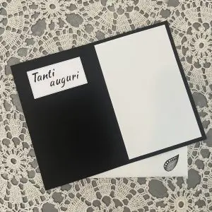 Biglietto di compleanno con fiore nero. Prodotto autentico Skillaly, Made in Italy.