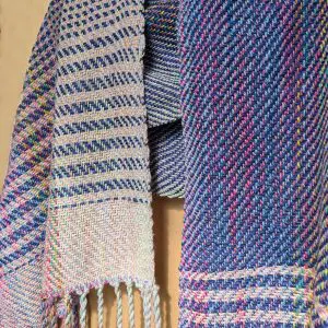 Lenço tecido à mão em mistura de algodão e viscose. Faixa decorativa. Peça única. Produto autêntico Skillaly, fabricado na Itália.