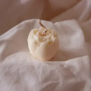 BABY BOCCIOLO DI PEONIA – Candela Decorativa in Cera Vegetale d’Oliva – fatta a mano – SU ORDINAZIONE. Prodotto autentico Skillaly, Made in Italy.