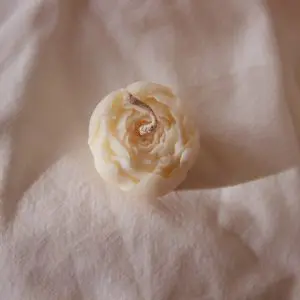 BABY BOCCIOLO DI PEONIA – Candela Decorativa in Cera Vegetale d’Oliva – fatta a mano – SU ORDINAZIONE. Prodotto autentico Skillaly, Made in Italy.