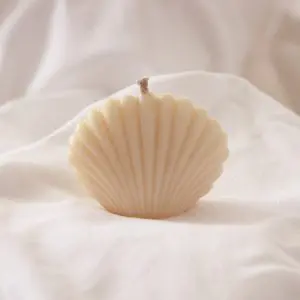 SEA SHELL BABY – Candela Decorativa in Cera Vegetale d’Oliva – fatta a mano – SU ORDINAZIONE. Prodotto autentico Skillaly, Made in Italy.