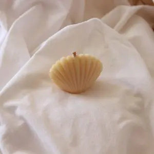SEA SHELL BABY – Candela Decorativa in Cera Vegetale d’Oliva – fatta a mano – SU ORDINAZIONE. Prodotto autentico Skillaly, Made in Italy.