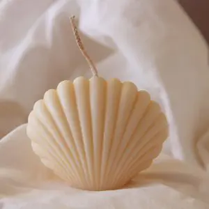 SEA SHELL – Candela Decorativa in Cera Vegetale d’Oliva – fatta a mano – Neutra – SU ORDINAZIONE. Prodotto autentico Skillaly, Made in Italy.