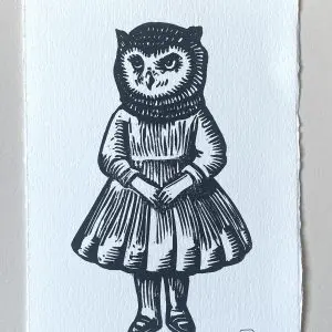 Cartão-postal impresso à mão, linogravura, coruja. Produto autêntico Skillaly, fabricado na Itália.