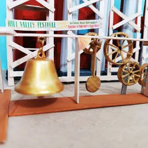 Houten en kartonnen miniatuur van de klokkentoren van "Hill Valley" uit 1885, in aanbouw, zoals te zien in de film Back to the Future III. Authentiek Skillaly-product, gemaakt in Italië.