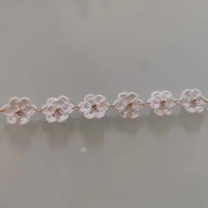سوار كروشيه مزين بالخرز. منتج أصلي من سكيلاي، صنع في إيطاليا.