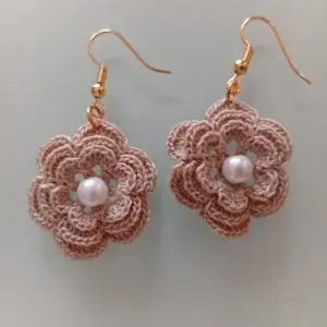 Boucles d'oreilles en forme de fleur ornées de perles. Produit Skillaly authentique, fabriqué en Italie.