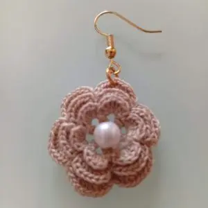 Boucles d'oreilles en forme de fleur ornées de perles. Produit Skillaly authentique, fabriqué en Italie.