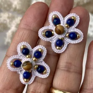 Boucles d'oreilles puces en forme de fleur à cinq pétales. Produit Skillaly authentique, fabriqué en Italie.