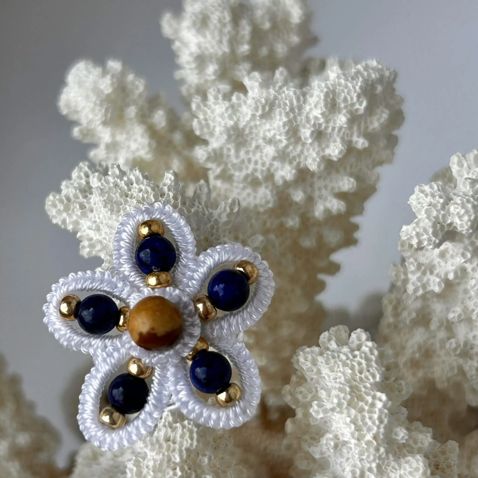 Boucles d'oreilles puces en forme de fleur à cinq pétales. Produit Skillaly authentique, fabriqué en Italie.