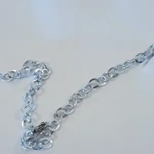 Ensemble de bijoux en tissu faits main – Alice et le Lapin Blanc. Produit Skillaly authentique, fabriqué en Italie.