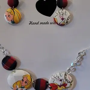 Ensemble de bijoux en tissu faits main – Alice et le Lapin Blanc. Produit Skillaly authentique, fabriqué en Italie.