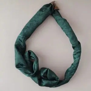 Pull court vert forêt en coton à col rond et deux nœuds asymétriques sur les côtés. Produit Skillaly authentique, fabriqué en Italie.