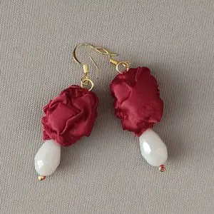 Boucles d'oreilles pendantes rouges et blanches brillantes – Style bohème chic et hippie. Produit Skillaly authentique, fabriqué en Italie.