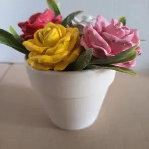 Vasetto Decorativo con Rose Colorate in Gesso Alfa Extra Duro. Prodotto autentico Skillaly, Made in Italy.