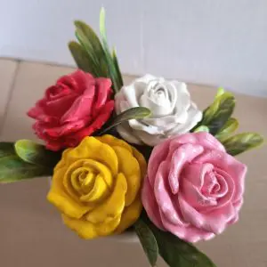 Vasetto Decorativo con Rose Colorate in Gesso Alfa Extra Duro. Prodotto autentico Skillaly, Made in Italy.