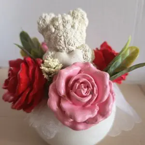 Composizione Decorativa con Orsetto e Rose in Gesso Alfa Extra Duro. Prodotto autentico Skillaly, Made in Italy.
