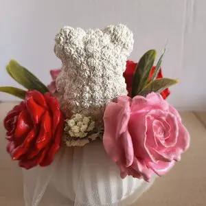 Composizione Decorativa con Orsetto e Rose in Gesso Alfa Extra Duro. Prodotto autentico Skillaly, Made in Italy.
