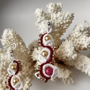 Boucles d'oreilles pendantes en dentelle et perles, avec fermoirs à crochet pour oreilles percées. Produit Skillaly authentique, fabriqué en Italie.