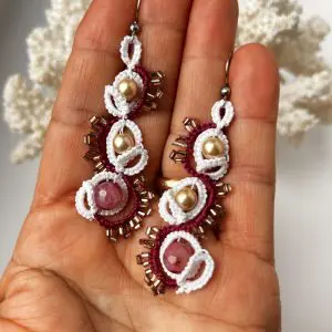 Boucles d'oreilles pendantes en dentelle et perles, avec fermoirs à crochet pour oreilles percées. Produit Skillaly authentique, fabriqué en Italie.
