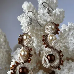 Boucles d'oreilles pendantes en dentelle au frivolité bicolore et perles. Produit Skillaly authentique, fabriqué en Italie.