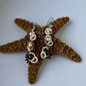 Boucles d'oreilles pendantes en dentelle au frivolité bicolore et perles. Produit Skillaly authentique, fabriqué en Italie.