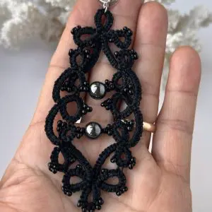 Boucles d'oreilles chandelier en fil de coton noir avec perles assorties et perles d'hématite. Produit Skillaly authentique, fabriqué en Italie.