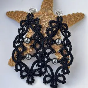 Boucles d'oreilles chandelier en fil de coton noir avec perles assorties et perles d'hématite. Produit Skillaly authentique, fabriqué en Italie.