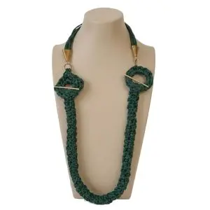 Collier long bohème chic vert au crochet | Bijou tubulaire unique avec fermoir géométrique en T (90 cm). Produit authentique Skillaly, fabriqué en Italie.