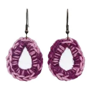 Boucles d'oreilles pendantes bohèmes en laine tricotée à la main, roses et violettes. Produit authentique Skillaly, fabriqué en Italie.