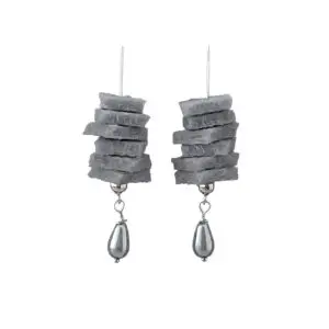 Orecchini pendenti boho chic in feltro grigio con goccia di vetro stile hippie. Prodotto autentico Skillaly, Made in Italy.