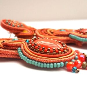 Orecchini lunghi in soutache corallo e azzurro mare ricamati con perline Made in Italy