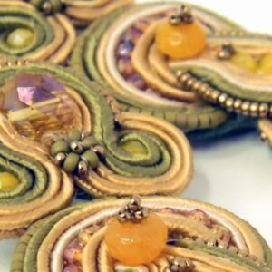 Orecchini soutache. Orecchini lunghi pendenti. Orecchini caramel e verdi. Orecchini ricamati con perline. Gioielli in soutache